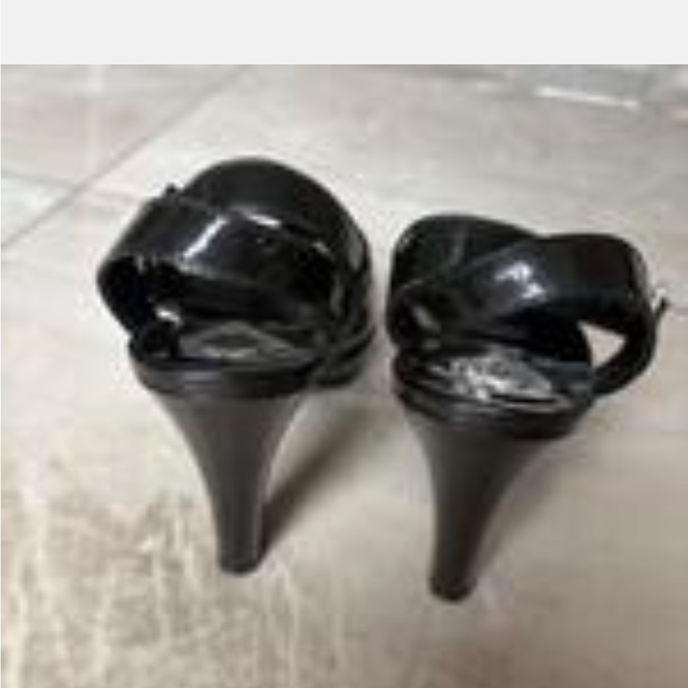 CHANEL Glossy Black Heels with Logo Detail - Picture 5 of 8